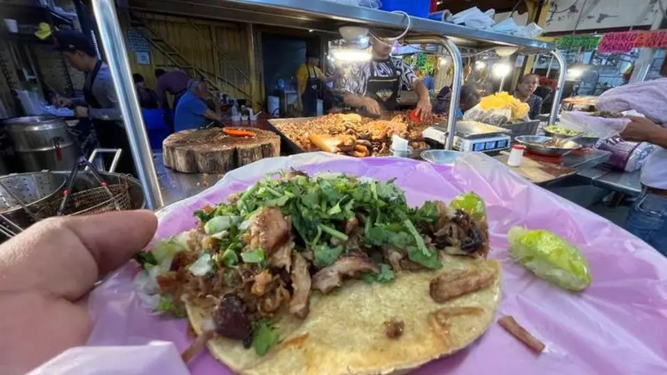 Taqueros de la CDMX dejarán de ponerle cilantro a sus tacos ¡Ahora le pondrán lechuga!