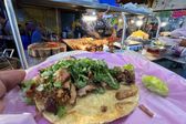 Taqueros de la CDMX dejarán de ponerle cilantro a sus tacos ¡Ahora le pondrán lechuga!