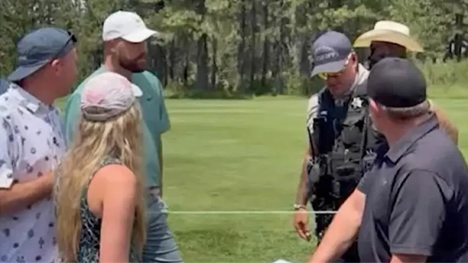 Momento en el que Travis Kelce consuela a fanática después de golpearla en la cabeza con una pelota de golf
