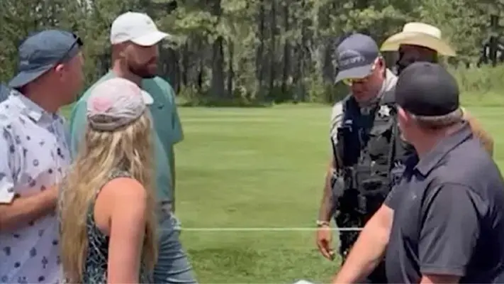 Momento en el que Travis Kelce consuela a fanática después de golpearla en la cabeza con una pelota de golf
