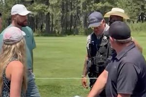 Momento en el que Travis Kelce consuela a fanática después de golpearla en la cabeza con una pelota de golf