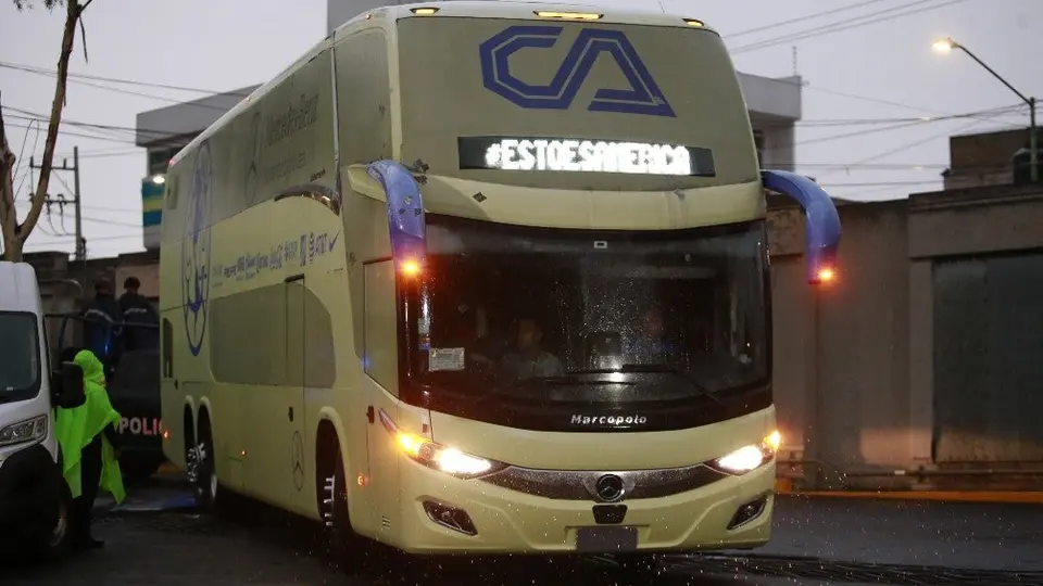 Autobús del América choca previo a su llegada al Estadio Hidalgo