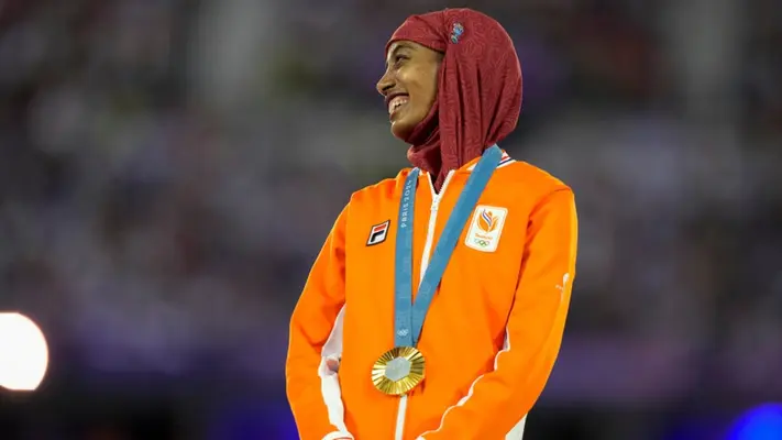 Sifan Hassan recibe la última medalla de oro de París 2024 portando su hiyab en el podio