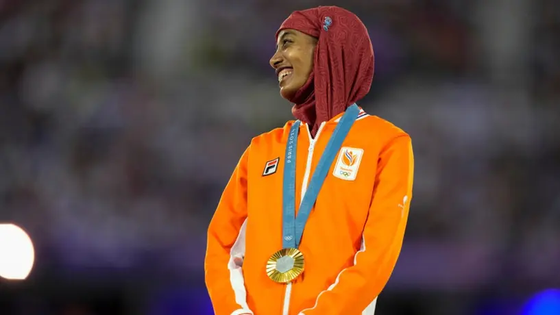 Sifan Hassan recibe la última medalla de oro de París 2024 portando su hiyab en el podio