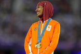 Sifan Hassan recibe la última medalla de oro de París 2024 portando su hiyab en el podio