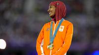 Sifan Hassan recibe la última medalla de oro de París 2024 portando su hiyab en el podio