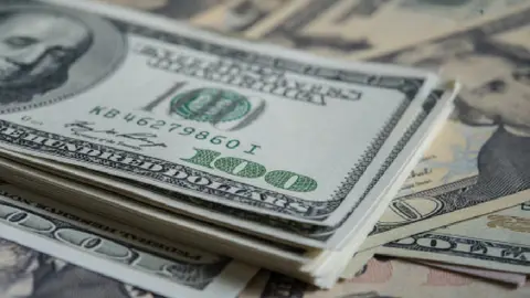 Banxico saldría al rescate del peso si el dólar continúa subiendo: Te contamos cómo lo haría
