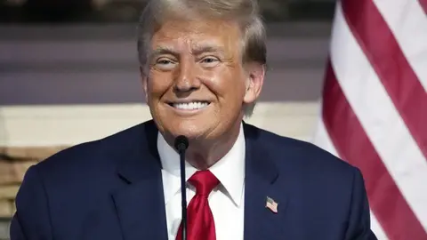 "Date la vuelta, tonto": Donald Trump se burla del raro comportamiento de Joe Biden en el G7