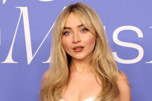 Sabrina Carpenter celebra su cumpleaños 25 con pastel con meme de Leonardo DiCaprio
