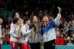 Smartphones que regalaron a atletas norcoreanos en París 2024 violarían reglas de la ONU