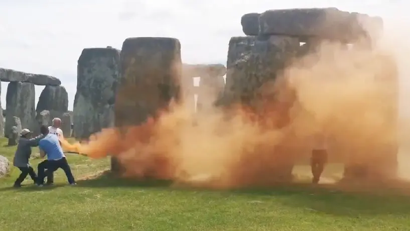 Ambientalistas vandalizan el monumento Stonehenge para exigir fin a combustibles fósiles