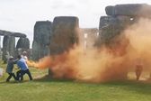 Ambientalistas vandalizan el monumento Stonehenge para exigir fin a combustibles fósiles
