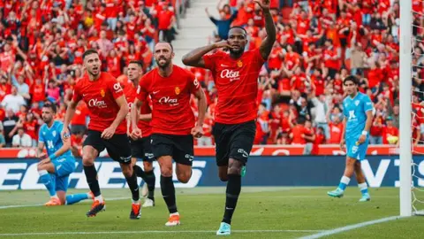 Mallorca y Javier Aguirre lograron la salvación con empate ante Almería de César Montes