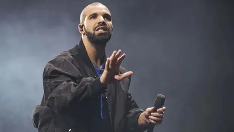 Drake revive su maldición tras la derrota de Israel Adesanya en la UFC ante Du Plessis
