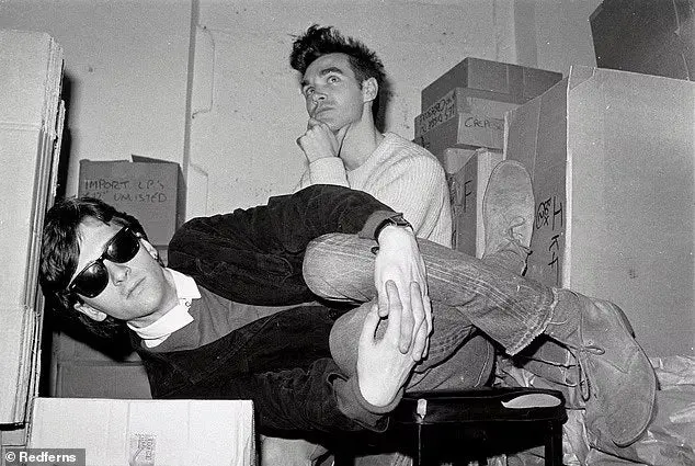 Morrissey y Marr posando juntos cuando eran integrantes de The Smiths
