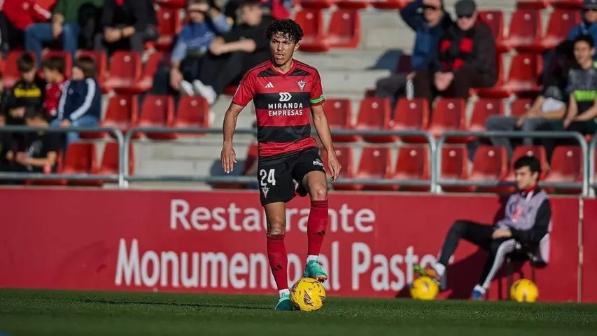 Jonathan Gómez con el Mirandés l AP