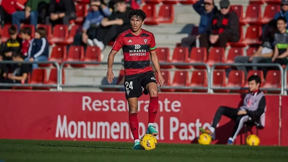 Jonathan Gómez con el Mirandés l AP