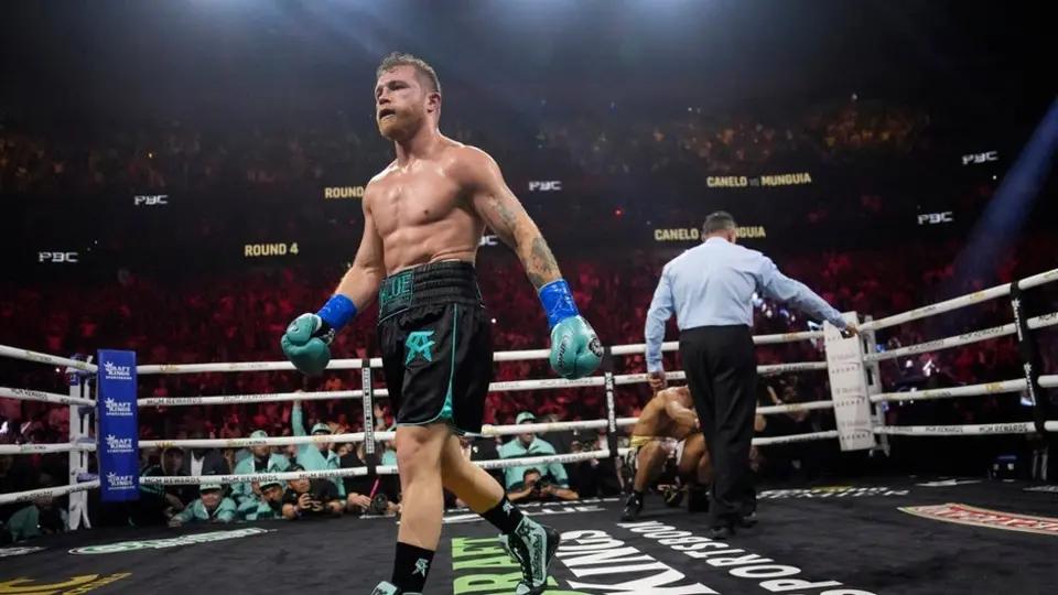 ¿Habrá pelea? Canelo Álvarez lanza gesto a Benavidez desde el ring tras derrotar a Munguía