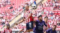 Chivas se impone sin inconvenientes 2-0 ante Mazatlán