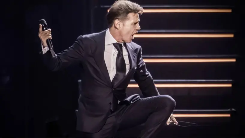 ¡Atención! Detiene a menor por vender boletos falsos para el concierto gratuito de Luis Miguel en la FENAPO