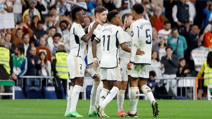 Real Madrid goleó al Deportivo Alavés en el cierre de La Liga con doblete de Vinicius