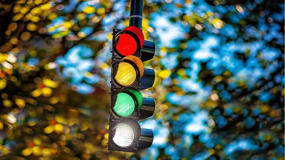 ¿Un semáforo de cuatro luces? Aquí te decimos para qué sirve la luz blanca