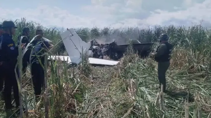 Confirman muerte de dos mexicanos tras desplome de narcoavioneta en Venezuela
