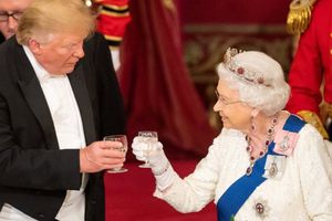 La reina Isabel II "asegura" que Donald Trump es una persona muy grosera y su relación con Melania es solo un arreglo