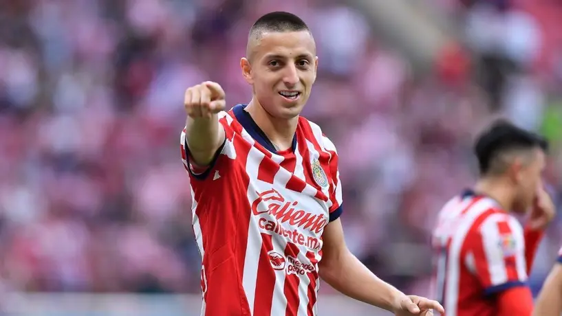 ¡Se queda en el Rebaño! Piojo Alvarado apunta a renovar con Chivas hasta 2028