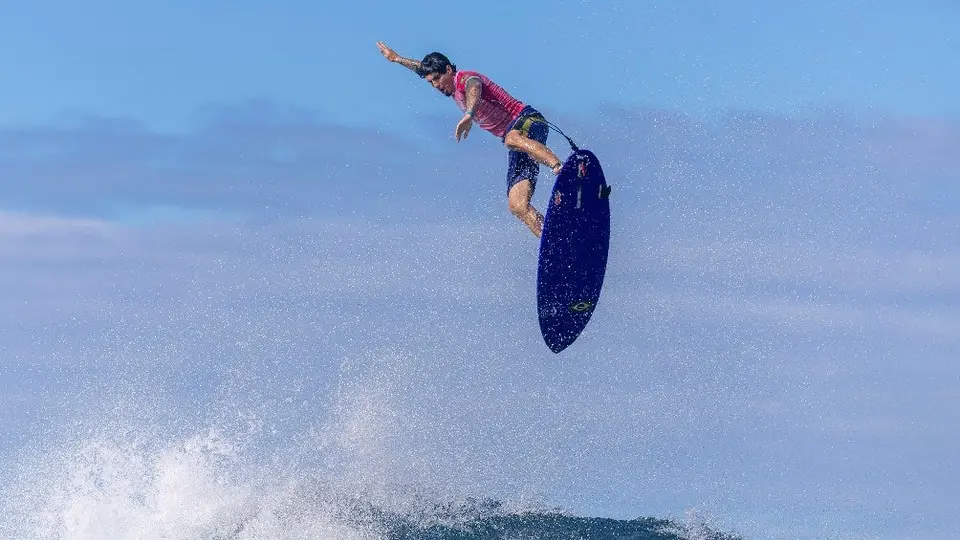 ¡Increíble! Surfista vuela sobre las olas en París 2024 y le da la vuelta al mundo