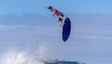 ¡Increíble! Surfista vuela sobre las olas en París 2024 y le da la vuelta al mundo
