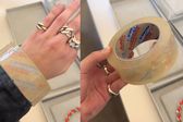 Balenciaga vende pulsera de cinta adhesiva por más de 50 mil pesos mexicanos