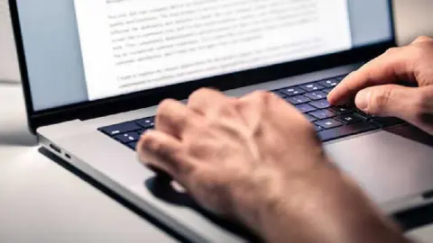Descubren a reportero de periódico usando Inteligencia Artificial para hacer sus notas