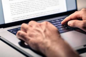 Descubren a reportero de periódico usando Inteligencia Artificial para hacer sus notas