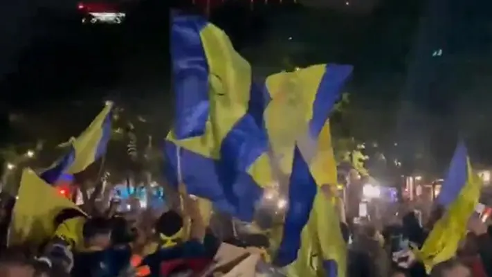 Aficionados de América se disfrazan de chambelanes para celebrar el bicampeonato