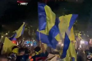 Aficionados de América se disfrazan de chambelanes para celebrar el bicampeonato