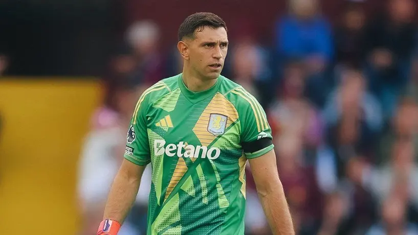 'Dibu' Martínez comete error ante Arsenal y 'Pollo' Ortiz se burla: "Bailale, Dibu"