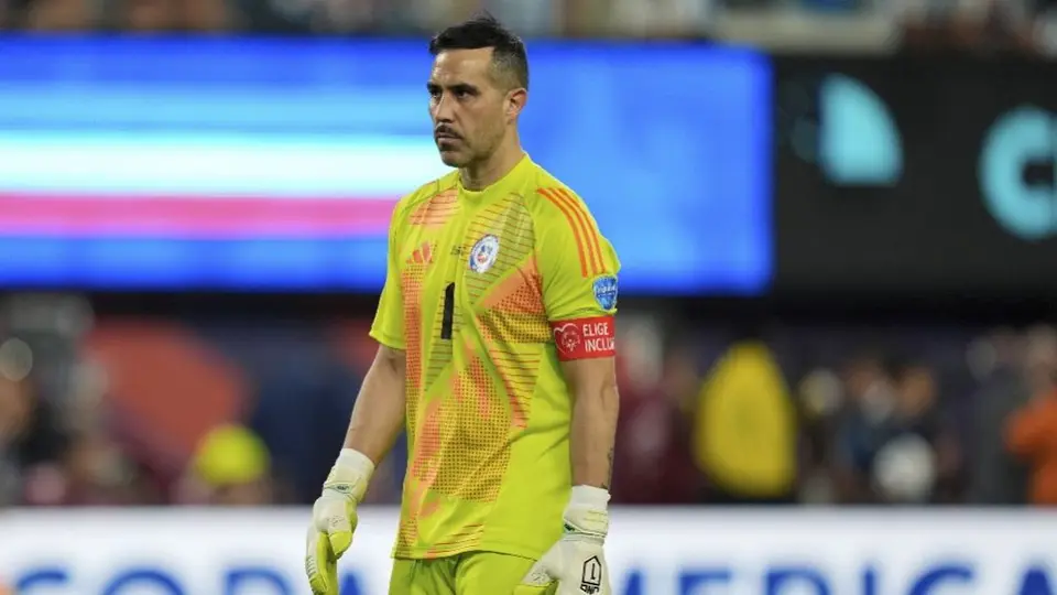 Claudio Bravo exige sanción al VAR de la Copa América: “Tienen que tener una sanción drástica”