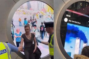 Portal Nueva York-Dublín ha traído arrestos, amenazas, coqueteos y exhibicionismo