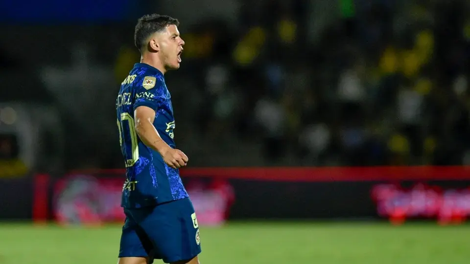 ¡Palmas! Richard Sánchez firma playeras del América que policía pateó tras partido vs Bravos
