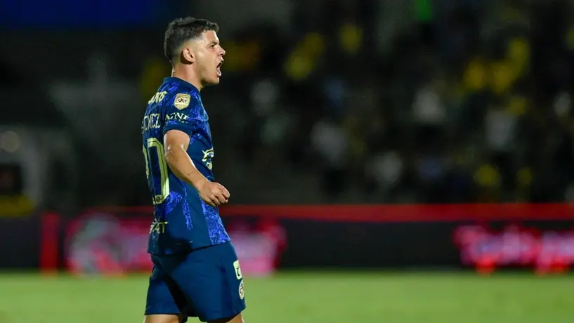 ¡Palmas! Richard Sánchez firma playeras del América que policía pateó tras partido vs Bravos