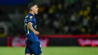 ¡Palmas! Richard Sánchez firma playeras del América que policía pateó tras partido vs Bravos