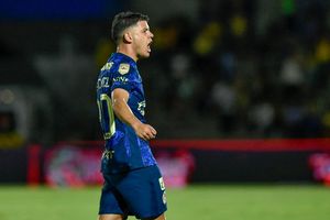 ¡Palmas! Richard Sánchez firma playeras del América que policía pateó tras partido vs Bravos