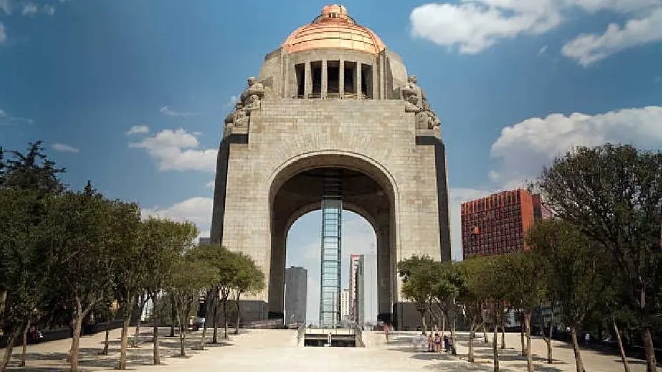 Muere trabajador al caer del elevador del Monumento a la Revolución