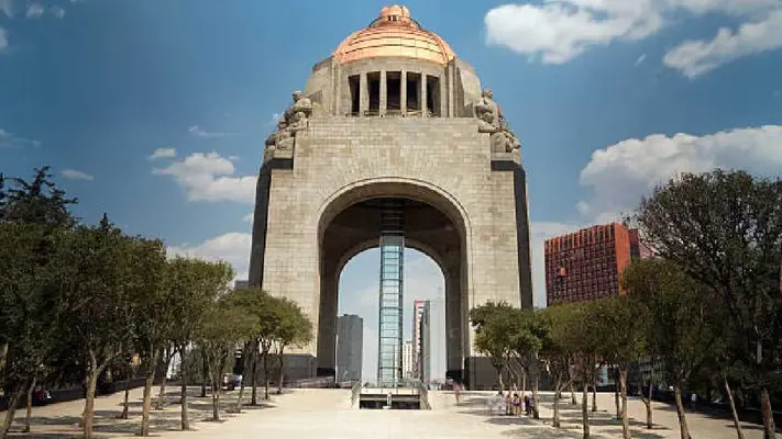 Muere trabajador al caer del elevador del Monumento a la Revolución