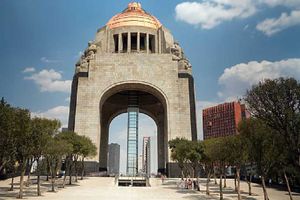 Muere trabajador al caer del elevador del Monumento a la Revolución
