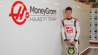 Oliver Bearman, piloto de la Ferrari Academy, firma con Haas para la temporada 2025