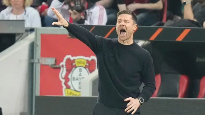 Afición del Bayer Leverkusen bautizan con mega manta a Xabi Alonso como ‘King Xabi’
