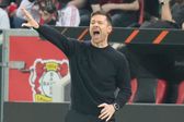 Afición del Bayer Leverkusen bautizan con mega manta a Xabi Alonso como ‘King Xabi’