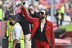 Jay de la Cueva, invitado especial de los Diablos Rojos para lanzar la primera bola vs Pericos